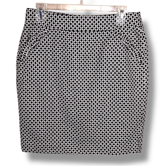 Size 6 Ann Taylor LOFT Black White Geometric Print Pencil Skirt Pockets Ruffle - Picture 1 of 9